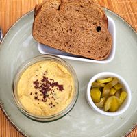 Hummus and bread appetizer at Kumin Vegan Lezzetler in Istanbul
