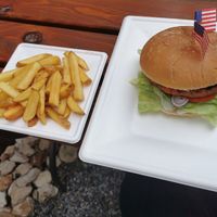 Burger mit einem Patty aus mediterranem Gemüse und dazu Steak Fries at Tony's Diner in Horn