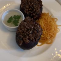 Řepa plněná kroupy
 se sušenými švestkami, podávané s křenovou omáčkou a mrkví #Veganuary at Dwór Liczyrzepy in Karpacz