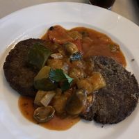 Pohankové řízky
 s lesními houbami, podávané se zeleninovým gulášem #Veganuary at Dwór Liczyrzepy in Karpacz