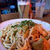 „Udon Teriyaki“ Gebratene Udon-Nudeln mit Gemüse, Teriyaki-Soße, Röstzwiebeln, Knoblauch und Tofu. Dazu eine vietnamesische Limetten Limonade „Da Chanh"  at Quan36 in Hamburg