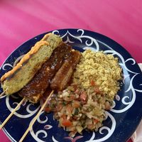 Um lugar muito aconchegante e comidas muito saborosas. Pedimos os espetinhos, são deliciosos. Os pasteis são super recheados, recomendo muito!   at VeganFit in Parnamirim