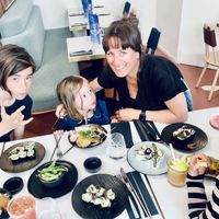 Tafel vol met eten at brEAThe Restaurant | Sushi végétal à Paris in Paris