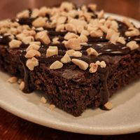 Bronwnie chocolate sauce and peanut pieces at brEAThe Restaurant | Sushi végétal à Paris in Paris