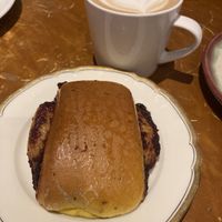 Heerlijke Vegan koffie met Vegan Zweeds saffraan bosbes broodje   at Broder Jakobs Stenugnsbageri in Lund