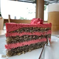 Himbeer- Mohn-Torte und ein Latte Macchiato   at Paradieschen in Linsengericht