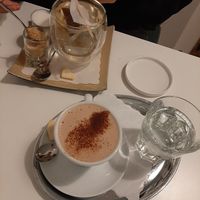 hot chocolate with oat milk and chai latte at Naschsalon in Vienna
