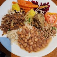 Arroz, feijão, tomate, tabule, proteína de soja, feijão fradinho, batata doce, cenoura, beterraba at Alimento e Arte in Sao Paulo