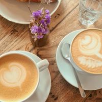 Veganes croissant und Cafe latte at Jonas Reindl Coffee Roasters - Cafe in Vienna