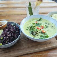 Green curry en pineapple paradise at Hippie Fish in Zandvoort