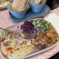 War sooo lecker, hab direkt reingehauen. Pita auch BESTE! Great hummus. Alles lecker  at Heppy Green - City in Frankfurt