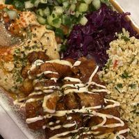 Este plato es el “califlower power” que se acompaña con pan, muy recomendado😄 at Heppy Green - City in Frankfurt