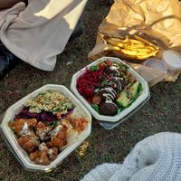 Fries, Viva Las Vegans (falafel, avocado, beetroot, rocula tomato salad), cauliflower power (hummus, tabouleh, red cabbage, pita, tomato cucumber salad) at Heppy Green - City in Frankfurt