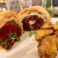Duke of Wellington -
Beet Wellington with beetroot, nuts, mushrooms, rosemary stewed potatoes, hollandaise
& asparagus at LammButtRind in Alt Duvenstedt
