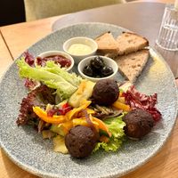 Couvert for 2 - Falafel, wasabi mayonnaise, tomato-chutney, olives & baguette rustique at LammButtRind in Alt Duvenstedt