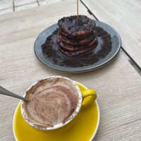 Capuchino con leche vegetal y tortitas  at The Golden Stack in Malaga