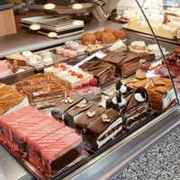 Front row vegan cakes at Cafe Konditorei Oberdöbling in Vienna