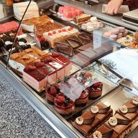 Front row vegan cakes at Cafe Konditorei Oberdöbling in Vienna