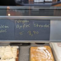 Vegan Apple Strudel at Cafe Konditorei Oberdöbling in Vienna