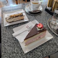 Erdbeertorte und Snickersschnitte at Cafe Konditorei Oberdöbling in Vienna