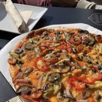 Pizza vegana con algo de queso vegano at Galp in Medina Del Campo