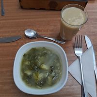 Sopa de nabo y jugo de avena y naranjilla at Nandala in Cuenca