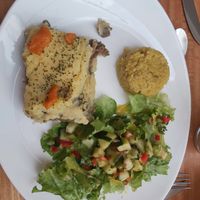 Pastel de lenteja y papas, ensalada y quinoa at Nandala in Cuenca