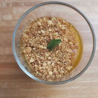 Postre de maracuya con almendra troceada at Nandala in Cuenca