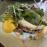 Avocadobrot mit Hummus  at Ponykarussell in Vienna