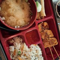 Bento Box (rollitos, tofu, sopa de miso y arroz frito sin huevo) at Tako-San in Mallorca