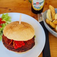 Lady burguesa with fries at Buen Ayre in Mallorca