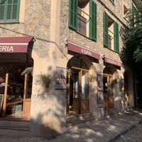 shop from outside at Es Cos in Valldemossa