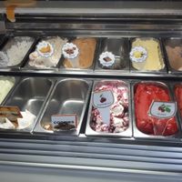 Viele leckere Eissorten, darunter auch veganes Schoko- Eis! at Eiscafe Fran Rosa in Gernsbach