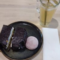 Veganes Onigirazu und red bean mochi at Otakafé in Liege