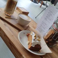 Iced latte met havermelk & salted caramel siroop, latte macchiato met havermelk (is eigenlijk een cappuccino), carrot cake at Wolf Coffee in Lommel