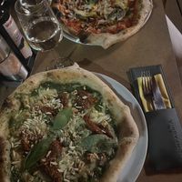 Margerita (mit Pilzen und Zwiebeln extra) oben und Portobello unten  at Bella Compagnia in Vienna