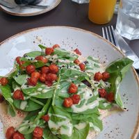 "Vegans don't bite" - Hummus, Avocado, Kichererbsen, Spinat & Sauerteigbrot at Florentin - Neubau in Vienna