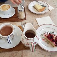 Heiße Schokolade und Himbeerkuchen at Vanillas Wien in Vienna