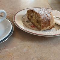 Apfelstrudel en wiener melange  at Vanillas Wien in Vienna