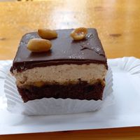snickers cake 3,90€ at NomNom by Melli in Vienna