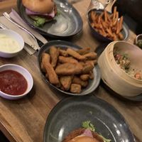 (Die Aubergine-Fries (in der Mitte) sind vegetarisch)  at Lennox in Rapperswil-jona