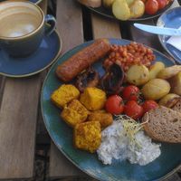 Oatmilk Cappuccino and full English Breakfast at Ubuntu in Leipzig
