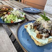 Es gibt ein paar Sitze draußen. Vorne ist die herzhafte Waffel, hinten das Melted Cheese Sandwich   at Ubuntu in Leipzig