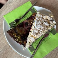 cassis-feigen-tarte (links), beerenstreusel  at Der Süsse Löwer in Seligenstadt