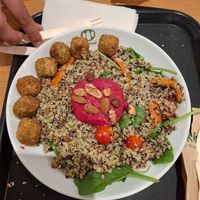 Quinoa bowl with spinach, falafel and beetroot hummus at LIS - Go Natural - T1 in Lisbon