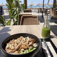 Custom Pokebowl with „Detox“ juice  at Natur Poke in Mallorca