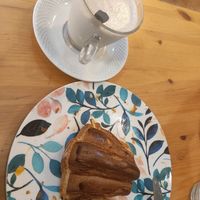 Te chai negro latte con un croissant con mermelada at Massay in Granada