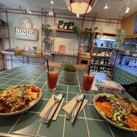 Pulled Taco Bowl (links) & Avocado Superfood Salad (rechts)  at Kaspar Schmauser in Erlangen
