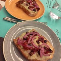 Crostone Campagnolo Veg (che la cameriera ci ha gentilmente servito già diviso in 2) at Vineria N.4 in Pistoia