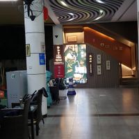 Entrance up the stairs next to driving range at Fányānwàichá - 凡烟外茶·素食 in Wuhan